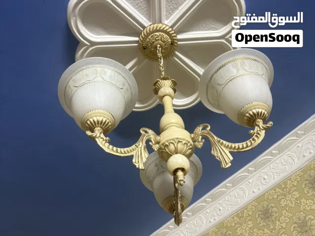 2 ثريات مستعملات نظيفات جداً مروحة سقف 1 نظيفات جداً جداً السعر 10