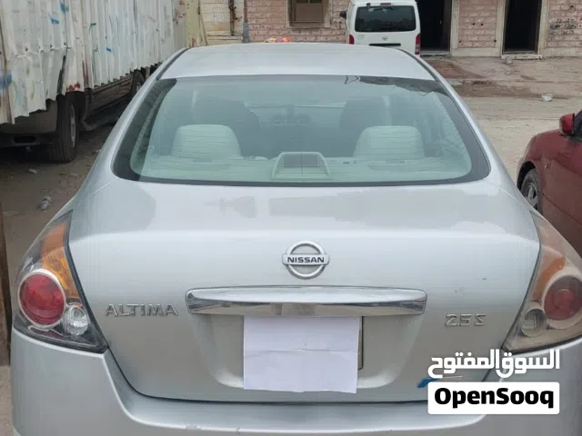 سياره نيسان التيما موديل 2012 بصمه جير ماكينه شاصي بطاريه جديده في الكفالة 2 تاير أمامي جديد