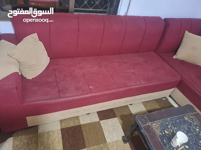 كورنر مستعمل للبيع 80 دينار طاولة 15 دينار بحاجة دهان وقزازة