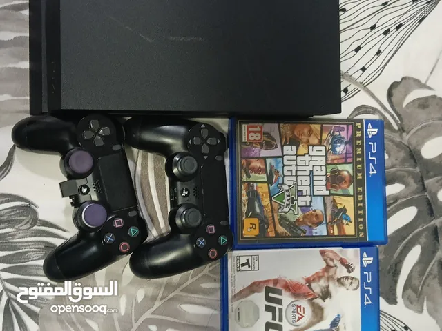 PlayStation 4 (2 Controllers + 4 games)