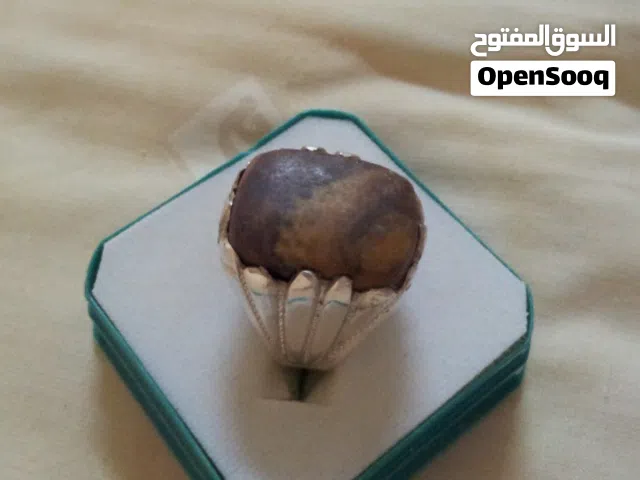 خاتم نادر بحجر طبيعي خام قطع يدوي .مصور واضح...