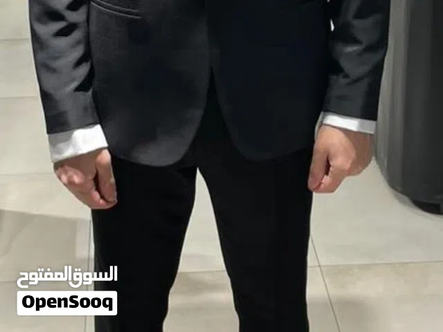 بدلة توكسيدو عريس تركية فاخرة ماركة JAKAMEN بحالة الوكالة مقاس 52