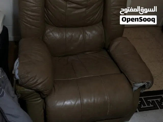 ريكلاينر لون بني للبيع