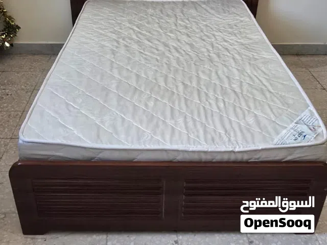 سرير خشبي فاخر  مع مرتبة طبية شبه جديدة و2 كومدينة  للبيع