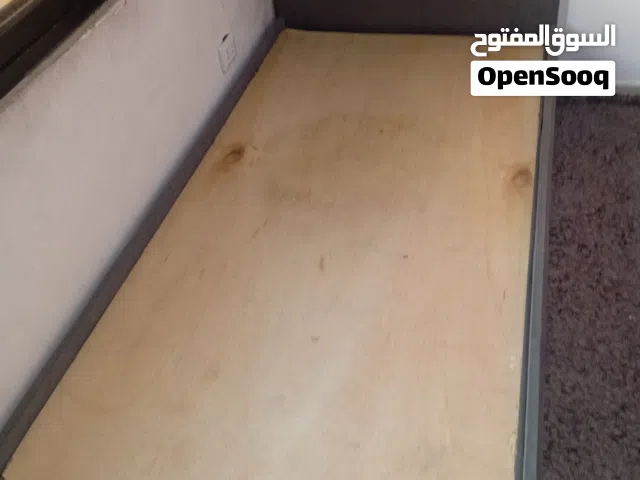 تخت أطفال عدد 3 مقاس مترين في متر عرض بحالة جيدة جدا للبيع واحد لون سكني غامق و 2 لون سومو بسعر مغري