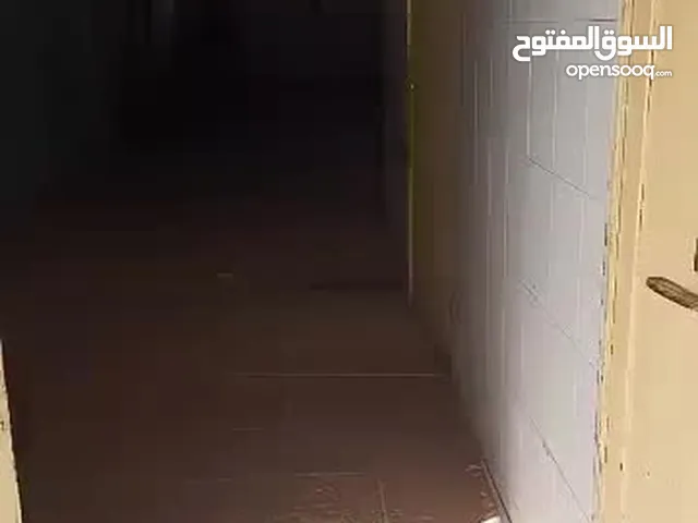 مخزن للايجار 2500 المساحه 200متر قاريونس خلف المركز