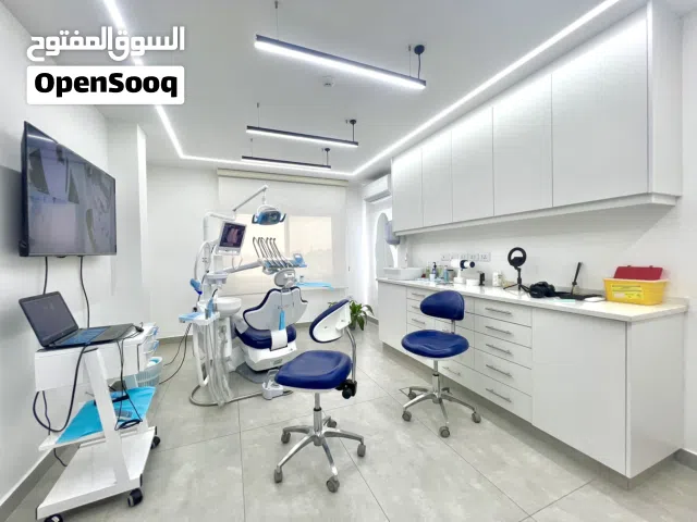 عيادة أسنان جديدة في عمان الغربية مجهزة بالكامل للبيع بداعي السفر للاختصاص