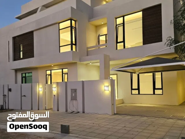 للبيع فلل راقية حديثة البناء بموقع ممتاز في الغبرة الجنوبية قريب عمان مول و جميع الخدمات