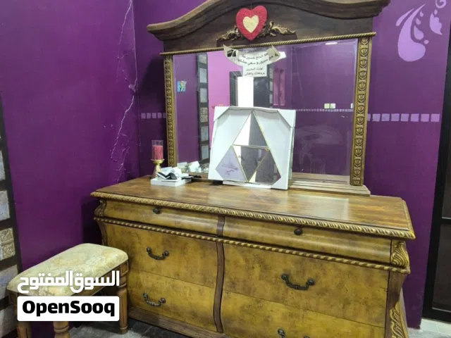 تسريحة وطاولات سرير وسرير وكبت - غرفة نوم نظيفة