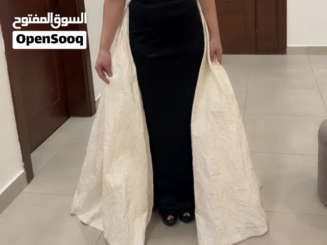 فساتين حفله مقاس S/M لبسه واحده فقط و فساتين حنه مقاس S/M اي فستان ب 10 دنانير والثوب الحنه ب 20 kd