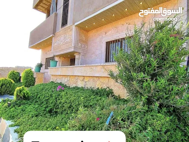 للبيع بناء مؤلف من ثلاث طوابق مع بعض