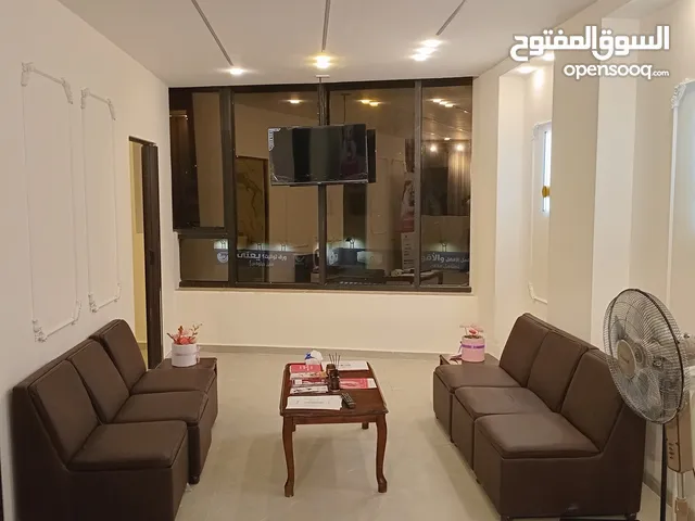 طقم كراسي جلد بني عدد بحالة الجديد مع 3 طاولات خشب