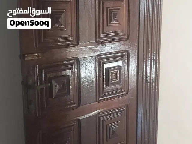 ابواب خشب احمر نظيفه جدآ