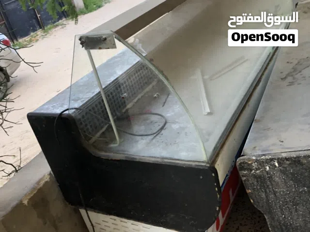 مجموعة من التلاجات العرض اللحوم والاجبان وفريز عرض بتجريب