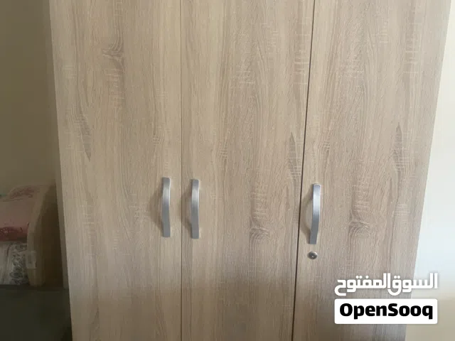 للبيع دولاب ثلاثة أبواب نظيف جدا كالجديد