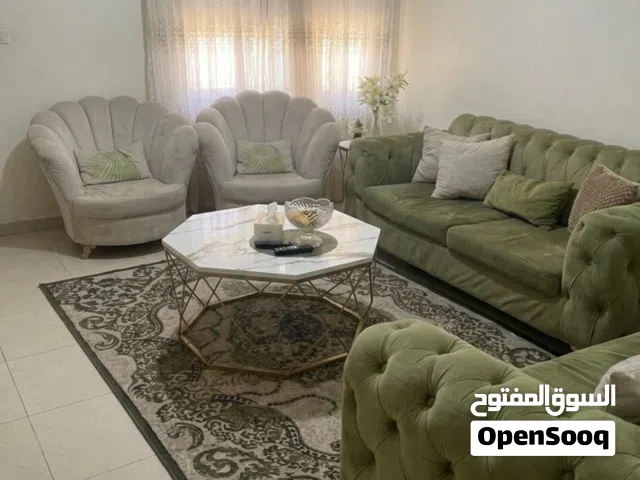 غرفة ضيوف كنب وسفره