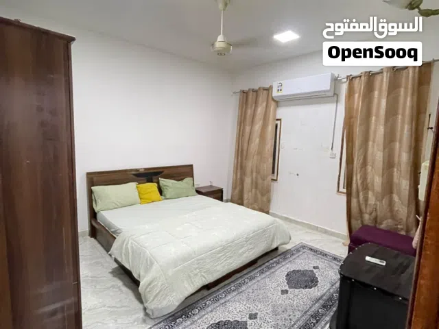 غرفه وصاله ومطبخ وحمام شامل ميه وكهربا والانترنت وصيانه الخوير خلف مطعم طاطا 210