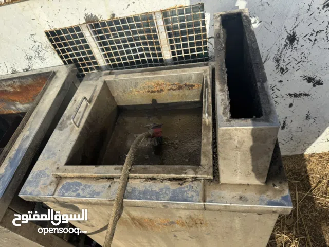 معدات مطعم كاملة ، طباخات و باسطة و طاولات وثلاجات و فريزرات استاندات و أغراض متفرقة حالة جيدا جدا