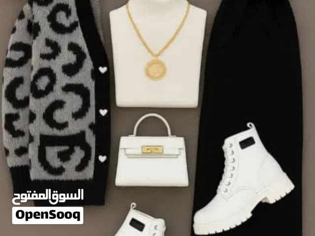 طقم الشتاء والدلع ثلاث قطع بلوزة برقبه صوف كات وكارديجان بزرارانت ناعمة وبنطلون جينز غامق كاجول أنيق