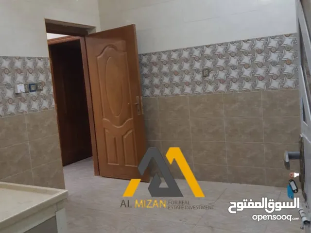 منزل للايجار المساحة : 200 متر