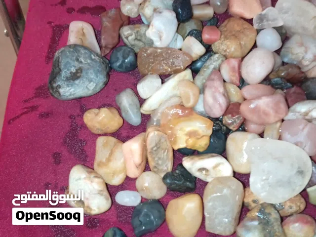احجار مختلفة الالوان والاشكال