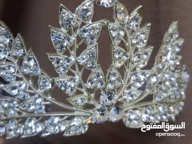 تاج ملكي رمز لجمال والاناقه والموضه وعليه سترس فضي مبين على الصوره وجديد
