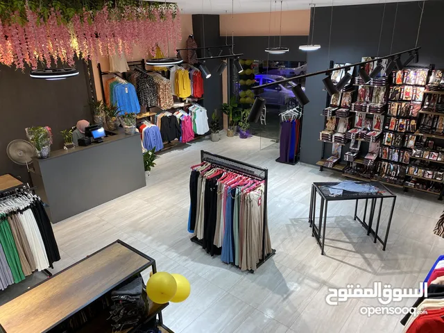 ستاندات ملابس تعليق بالإضافة إلى رفوف خشبية ( كامل ما يحتاجه محل الألبسة من معدات )