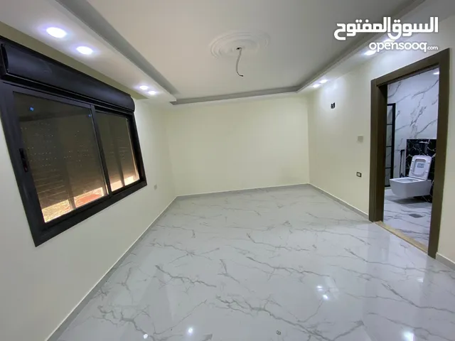 شقة للايجار , ثلاث غرف نوم (غرفة واحدة ماستر), و صالون, و غرفة ضيوف, و ثلاث حمامات