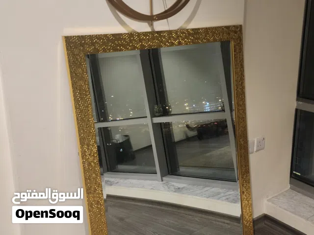 مرايا و ساعة حائط