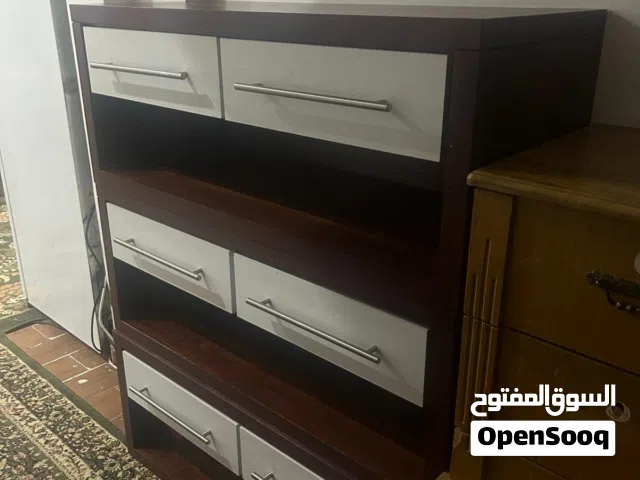 مكتبة للديكور شبه جديدة مقسمه لثلاث اجزاء منفصله مع ثلاث رفوف وستة ادراج