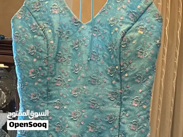 فستان سهرة ماكسي ، لون أزرق ، مشكوك شك ناعم.