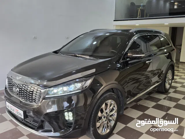 كيا سورنتو ترخيص 2018 فل اضافات دفع رباعي فتحة سقف بانوراما فرش عسلي