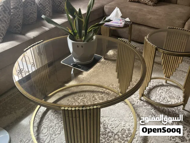 طاولة صالون كبيرة و طاولتين صغار