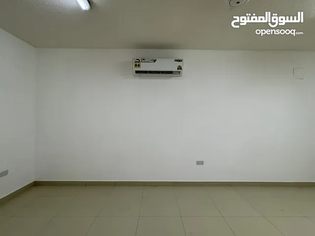 شقة أستوديو نظيفة للإيجار الشهري.