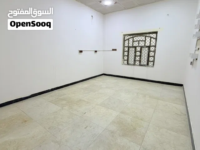 شقة تجارية للايجار الطويسة قرب شارع الرباط تصلح شركة او مكتب