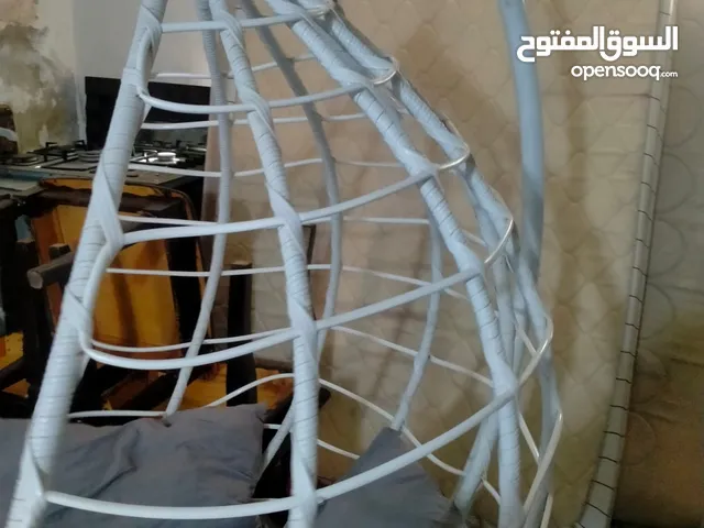 مرجيحه لون ابيض بحالة ممتازة مع فرش لون سكني