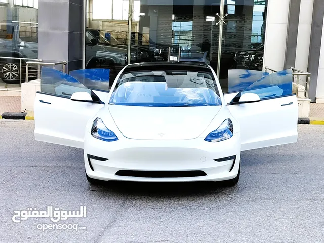 تيسلا 2022 model 3 فحص كامل اوتوسكور +B بحالة الوكالة في الحرة لون مميز للبيع بسعر لقطة ومحرووووق