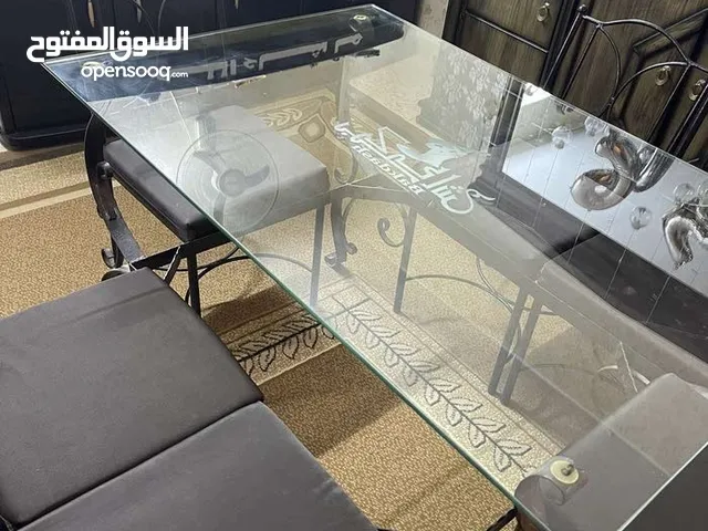 طقم كنب مع طاولاته وطاولة سفرة