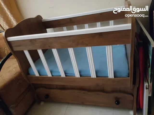 تخت بيبي بحاله ممتازة  مع جرار وهزاز
