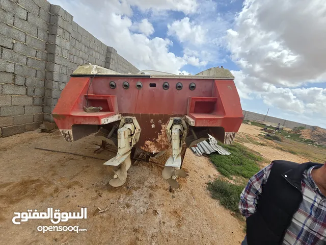 يخت صغير طوله 8متر تقريبا مستعمل ويحتاج ألي صيانة به محركان نوع فولفو موجودات معاه وايضا كاريلو