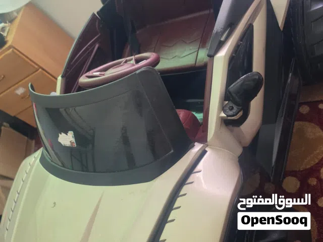 سيارة ودراجة أطفال ، مروحة و ساعة