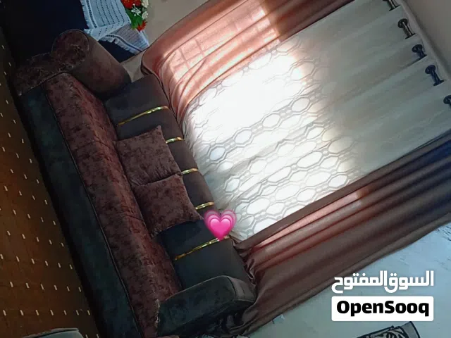 طقم كنب. سجادتين. طاوله حجم كبير وطاولتين ازغار برادي