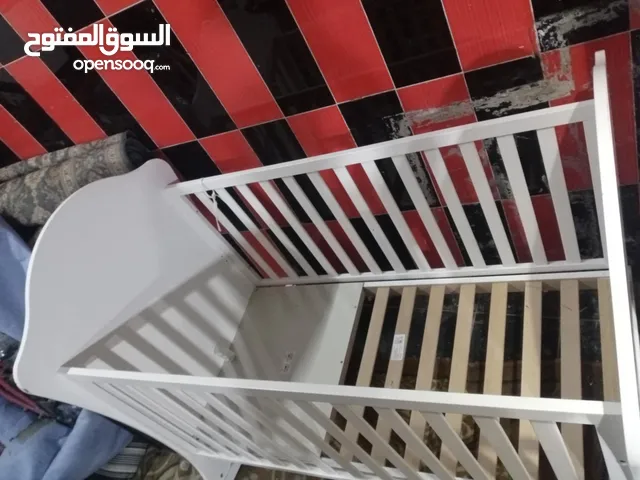 تخت أطفال للبيع خشب لاتيه بدون الفرشه هزاز تخت موجود بيت في الزرقاء الجديده mae