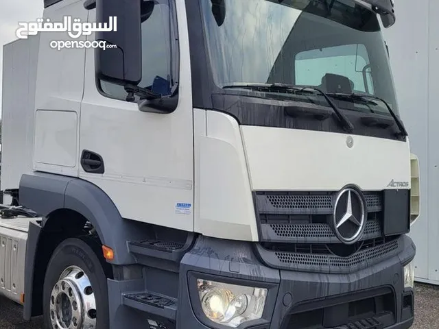 Tractor Unit Mercedes Benz 2017 in Kuwait City