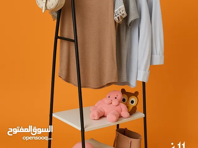 علاقة ملابس مع رفوف متعددة الاستخدام
