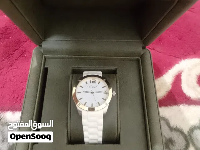 ساعه رجاليه سويسريه ماركه ايفال بها اربع فصوص الماس لون ابيض استيك مطاط