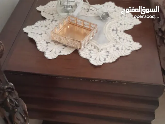 طاولة للبيع وسط مستعملة
