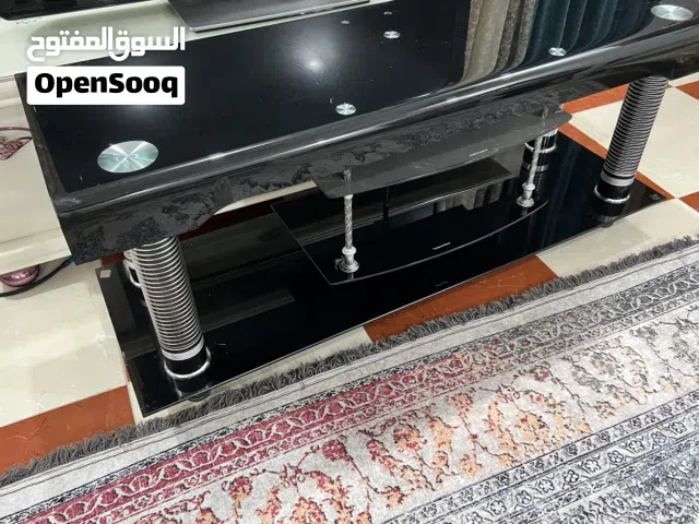 ميز اسود نضيف
