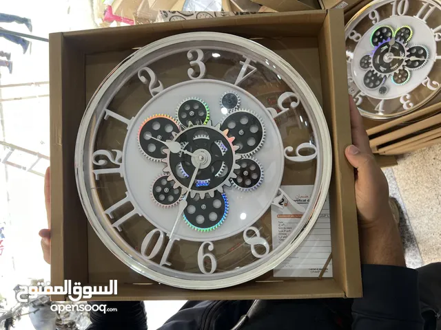 ساعة حائط بتصميم تروس دوّارة