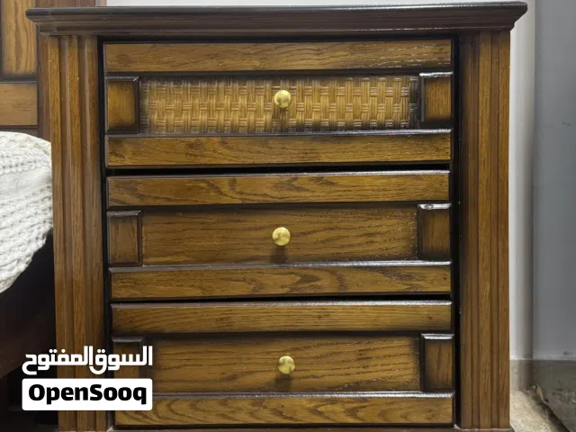 طاولة جانبية للسرير